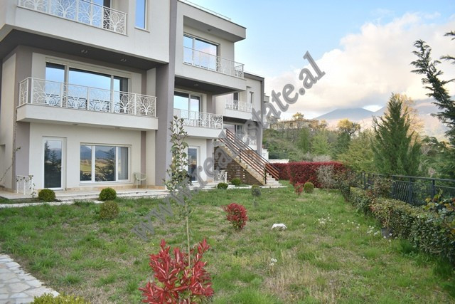 Vile moderne 4 kateshe me qira ne zonen e Farkes ne Tirane.
Ka nje siperfaqe ndertimi prej 385.7m2 